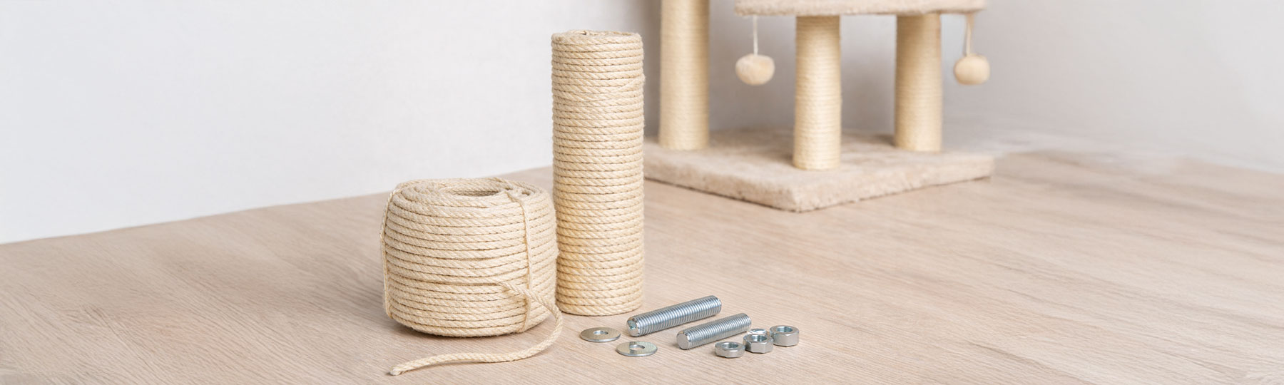 Delar till kl&ouml;sm&ouml;bel, inklusive sisalrep, kl&ouml;spelare och f&auml;stdetaljer, &auml;r uppst&auml;llda p&aring; en tr&auml;yta i ett ljust rum.