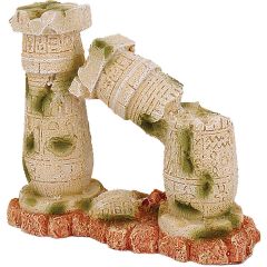 Ozami. Dekoration Romerska Pelare 15. Stenstruktur som delvis är täckt av gröna alger.