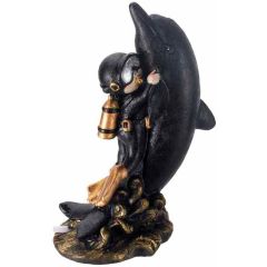 Ozami. Dekoration Delfin Air 12 cm. Svart delfin och dykare med snygga guldfärgade detaljer.