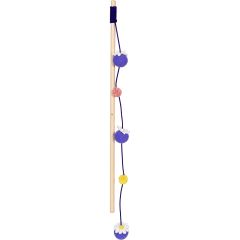 Ozami. Kattvippa Daisy Chain Lila. Kattvippa i trä med färgglada pompoms.